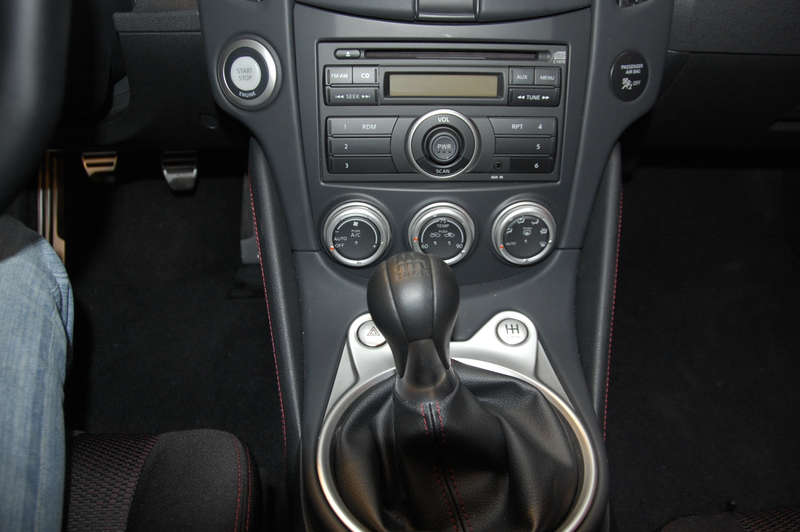Illustration for article titled 2010 Nissan 370Z Roadster Drops Top Live In New York